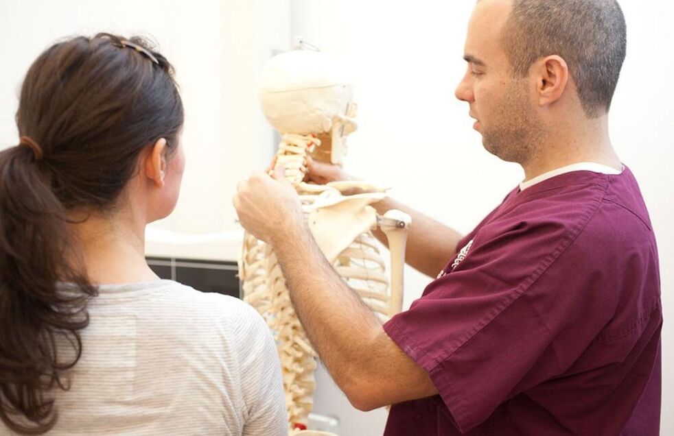 lekarz demonstruje osteochondrozę szyjną
